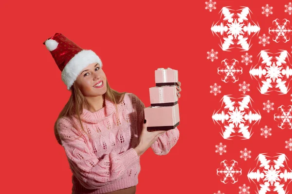 Bild der schönen jungen Dame in Weihnachtsmann roten Hut hält Geschenkboxen auf abstrakten festlichen Design Hintergrund — Stockfoto