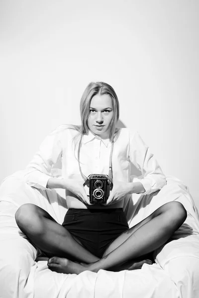 Black and white image of young sexy young pretty lady having fun with retro camera — ストック写真