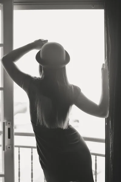 Monochrome back view of intriguing feminine lady standing in doorways — Stock Photo, Image