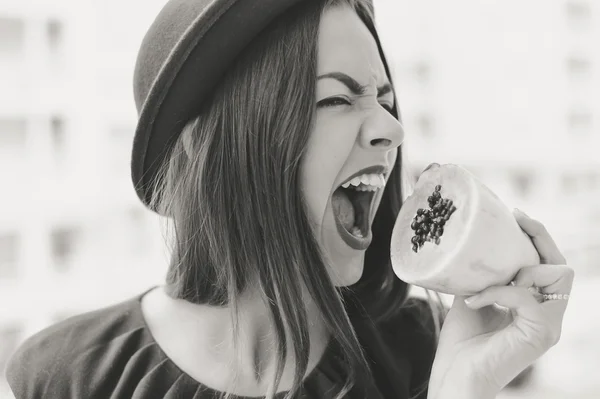 Senhora usando chapéu abriu a boca para morder suculento mamão fruta — Fotografia de Stock