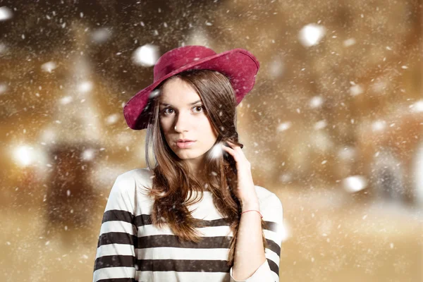 Menina pensativa em chapéu de disquete vermelho no fundo do inverno — Fotografia de Stock