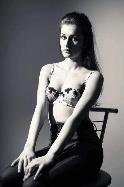Sexy schöne junge Frau in Dessous und Jeans. Schwarz-Weiß-Bild — Stockfoto
