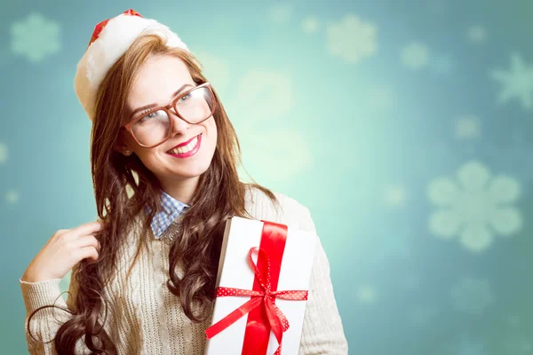 Immagine di bella giovane signora in cappello rosso Santa e bicchieri con scatola regalo — Foto Stock