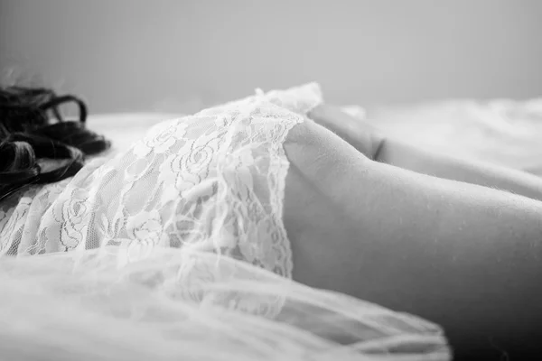 Όμορφη γυναίκα γλουτοί σε λευκά εσώρουχα. Σέξι κορίτσι χαλάρωση στο κρεβάτι. Μαύρο και άσπρο φωτογραφία — Φωτογραφία Αρχείου
