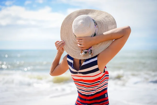 Joyful lady holding straw hat looking into blue boundless sky — Zdjęcie stockowe