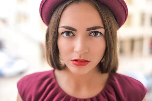 Mooie dame in red hat en jurk met hypnose look — Stockfoto