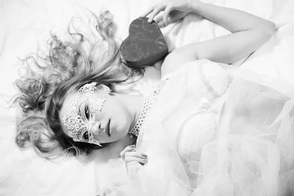 Imagem de desfrutar de prazer bonita senhora se divertindo relaxante deitado na cama branca cópia espaço fundo — Fotografia de Stock
