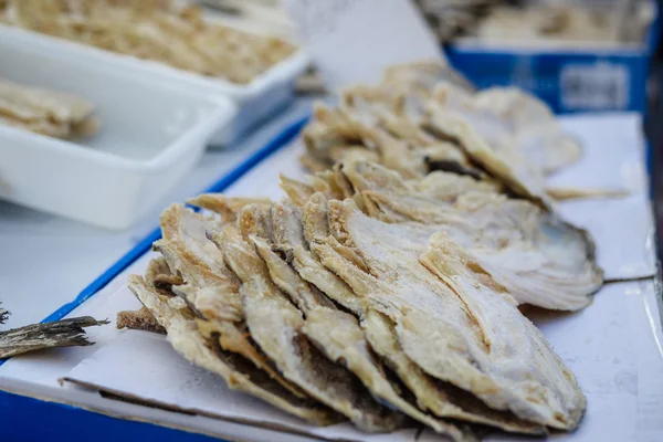 Salé délicieux tas de filet de morue debout sur le stand au marché — Photo