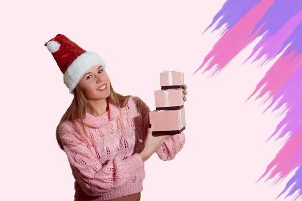 Immagine di bella ragazza in cappello rosso Santa e bicchieri confezione regalo di apertura — Foto Stock