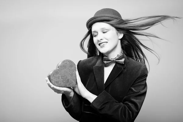 Ritratto di romantica bella ragazza con scatola regalo rossa a forma di cuore — Foto Stock