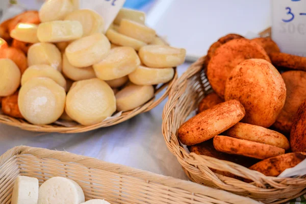 Liten får ost huvuden på träplatta med prislapp — Stockfoto