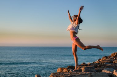 Gün batımı veya mavi gökyüzü arka plan üzerinde gündoğumu yaz sevinç