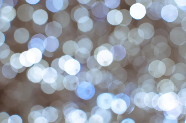 Fondo borroso claro con luces bokeh blancas. Tema festivo con copyspace — Foto de Stock