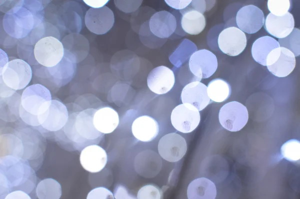 Fondo borroso claro con luces bokeh blancas. Tema festivo con copyspace — Foto de Stock