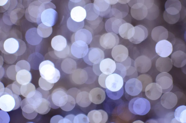 Fondo borroso claro con luces bokeh blancas. Tema festivo con copyspace — Foto de Stock