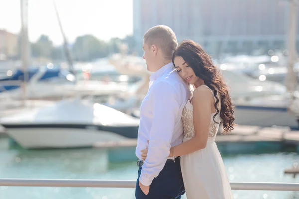 Giovane coppia romantica avendo data e abbracci sul mare argine — Foto Stock