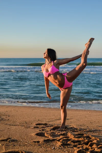 Gyönyörű vonzó fiatal nő gyakorló jóga üres strandon, reggel — Stock Fotó