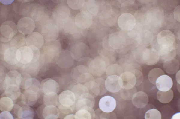 Fondo borroso claro con luces bokeh blancas. Tema festivo con copyspace — Foto de Stock