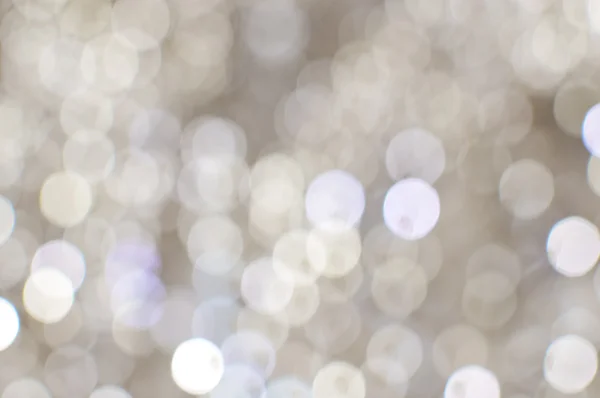 Светлый размытый фон с белыми боке-фонарями на нем. Праздничная тема с копирайтом — стоковое фото