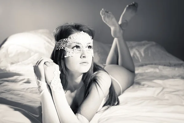 Imagem de bela jovem senhora em lingerie relaxante na cama, preto e branco — Fotografia de Stock