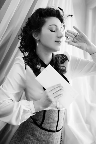 Косметичка жіноча з парфумом на фоні віконної завіси — стокове фото