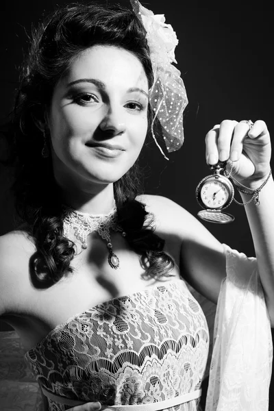 Elegante señora bonita en vestido retro que sostiene el reloj de cadena . — Foto de Stock