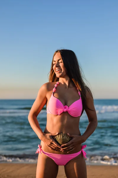 Bela atraente jovem mulher se divertindo na praia vazia pela manhã — Fotografia de Stock