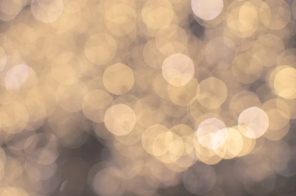 Fondo borroso claro con luces bokeh blancas. Tema festivo con copyspace — Foto de Stock