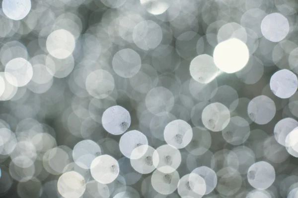 Fondo borroso claro con luces bokeh blancas. Tema festivo con copyspace — Foto de Stock