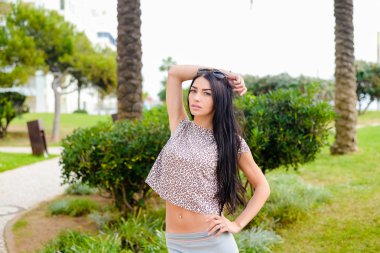 Güzel genç seksi genç kadın modeli mükemmel rakam ile