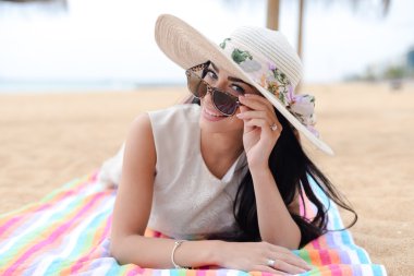 Zarif genç güzel bir plaj havlusu yalan Bayan