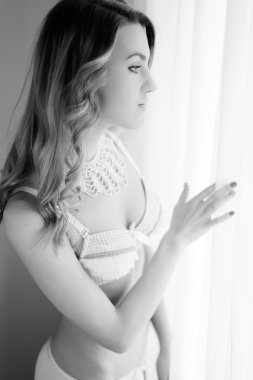 beyaz iç çamaşırı pencereden dışarı bakarak rahatlatıcı güzel genç bayan