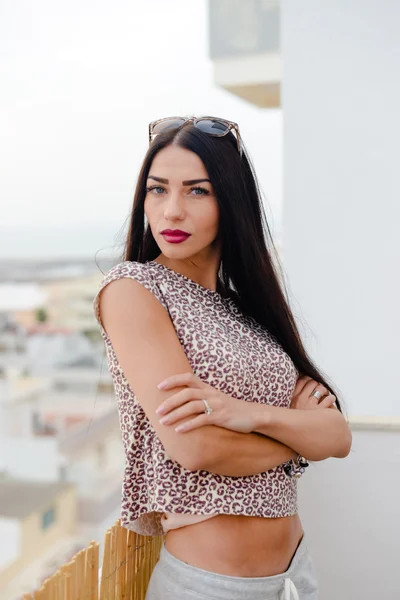 Beautiful woman looking at the camera over ocean and sky background — Stock Photo, Image