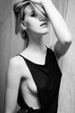 Seksi güzel genç bayan siyah ve beyaz fotoğraf