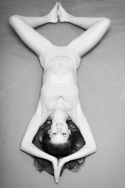 Černobílé fotografie krásných sexy mladá dáma s perfektní fit tělo — Stock fotografie