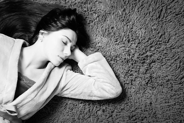 Retrato en blanco y negro de una hermosa chica divirtiéndose relajándose durmiendo — Foto de Stock