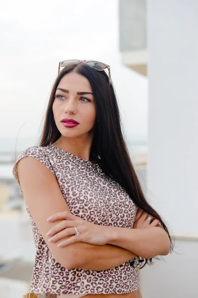 Beautiful girl looking over ocean and sky background — Stock Photo, Image