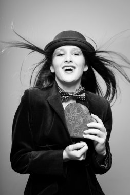 Güzel genç bayan kalp şeklinde mevcut kutusunu gizleme