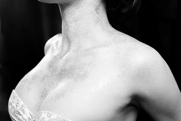 Closeup kvindelige bryster og nøgne skuldre i skinnende makeup - Stock-foto