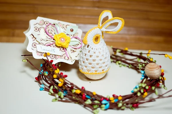 Imagem de presente handmade artística com elementos de decoração em torno no fundo do espaço de cópia de madeira — Fotografia de Stock