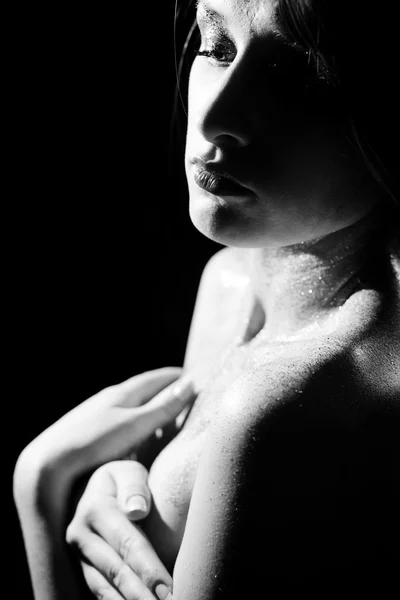 Photographie en noir et blanc de belles femmes cachant sensuellement les seins — Photo