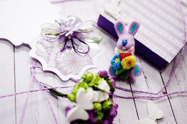 Conejo, caja de regalo y decoraciones hechas a mano sobre fondo de mesa de madera — Foto de Stock