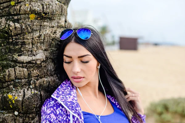 Imagem de verão estilo de vida de uma mulher bonita sobre palmeiras — Fotografia de Stock