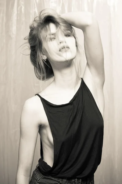 Fekete-fehér fotózás-szexi gyönyörű fiatal hölgy — Stock Fotó