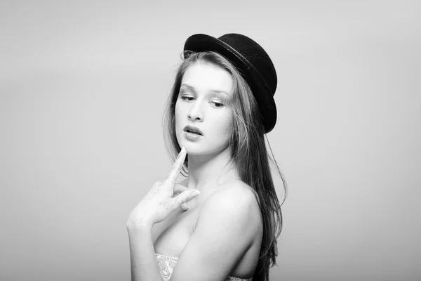 Retrato en blanco y negro de una hermosa joven con sombrero de boliche — Foto de Stock