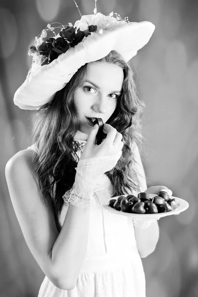 Fotografía en blanco y negro de hermosa dama elegante con chocolate . — Foto de Stock