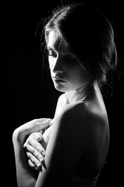 Черно-белая фотография красивой женщины, чувственно скрывающей грудь — стоковое фото