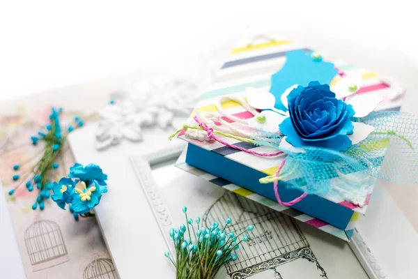 Gift wrapped in craft paper on artistic background copy space — Stock Photo, Image