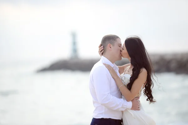 Romántico besos amante pareja en la playa — Foto de Stock