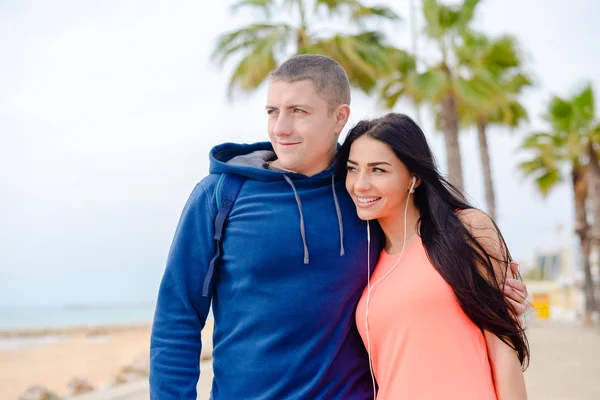 Feliz casal sorridente sobre palmeiras praia fundo — Fotografia de Stock